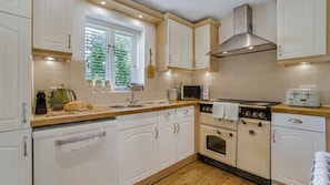 Coffee/tea maker, fridge, microwave, oven - Moorhens - Cotswold Water Park (Cotswold Water Park)