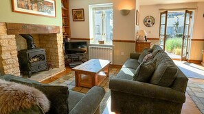 Een televisie, een open haard en een kantoor