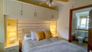 3 bedrooms, desk, iron/ironing board, travel crib