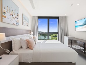 2 chambres, coffres-forts dans les chambres, fer et planche à repasser