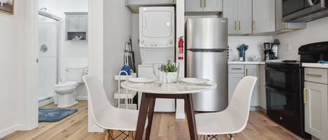 Frigorifero, microonde, forno, piano cottura
