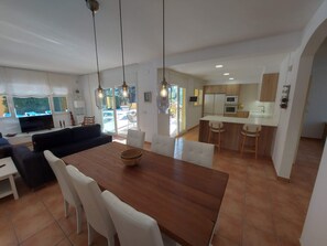 Interior - Spacious villa with private pool, a stone's throw from the beaches of San Marti. (L'Escala)