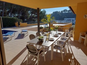 Outdoor dining - Spacious villa with private pool, a stone's throw from the beaches of San Marti. (L'Escala)