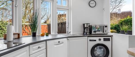 Refrigerador, microondas, lavavajillas, utensilios de cocina