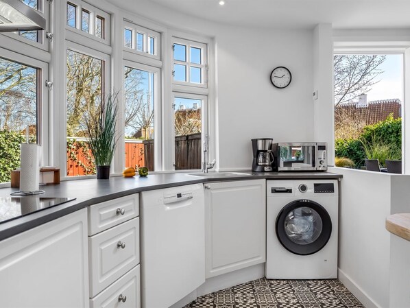 Fridge, microwave, dishwasher, cookware/dishes/utensils