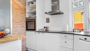 Køleskab, mikrobølgeovn, opvaskemaskine, køkkentøj/tallerkener/redskaber