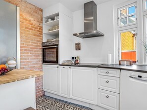 Fridge, microwave, dishwasher, cookware/dishes/utensils