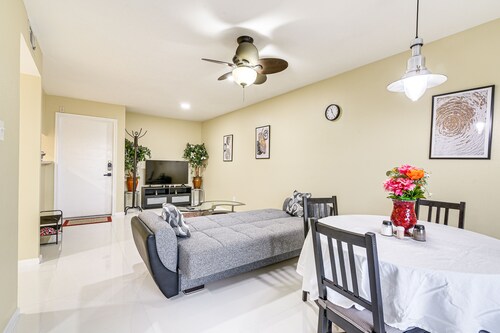Houston Condo w/ Pool Access ~ 1 Mi to NRG Stadium