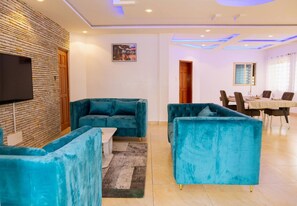 House, 5 Bedrooms, Accessible, Smoking | Living area