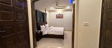 Deluxe Double Room | Desk, free WiFi, bed sheets