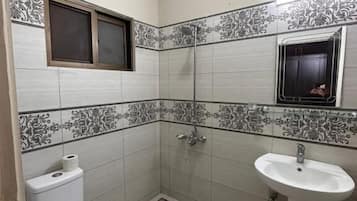 Dobbeltrom – deluxe | Bad | Dusj, toalettartikler (inkludert), badekåper og tøfler