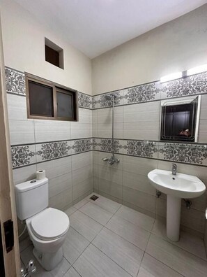 豪華雙人房 | 浴室 | 淋浴設備、免費盥洗用品、浴袍、拖鞋