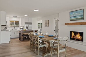 Dining - Pebble Beach's Tee Time: 4BR 3BA walk to the beach (Pebble Beach)