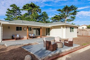 Exterior - Pebble Beach's Tee Time: 4BR 3BA walk to the beach (Pebble Beach)