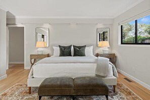 3 habitaciones, escritorio y tabla de planchar con plancha