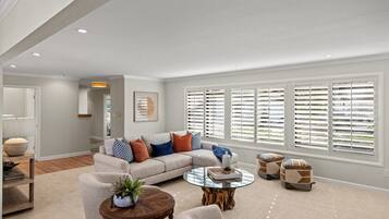 Una televisión, una chimenea, una oficina