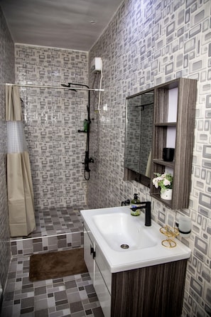 Executive Room | Bathroom | Hydromassage showerhead, free toiletries, hair dryer, towels - BryMac Hotel (Koforidua)