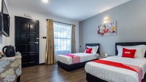 A hotel room with two beds, a coffee maker, a TV, and a painting on the wall. - OYO 90149 Pua Family Semporna (Semporna)