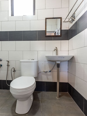 Deluxe Double Room, 1 King Bed | Bathroom