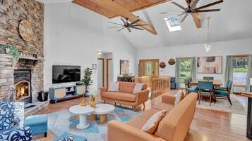 Fernseher, Kamin, Videospiele, DVD-Player