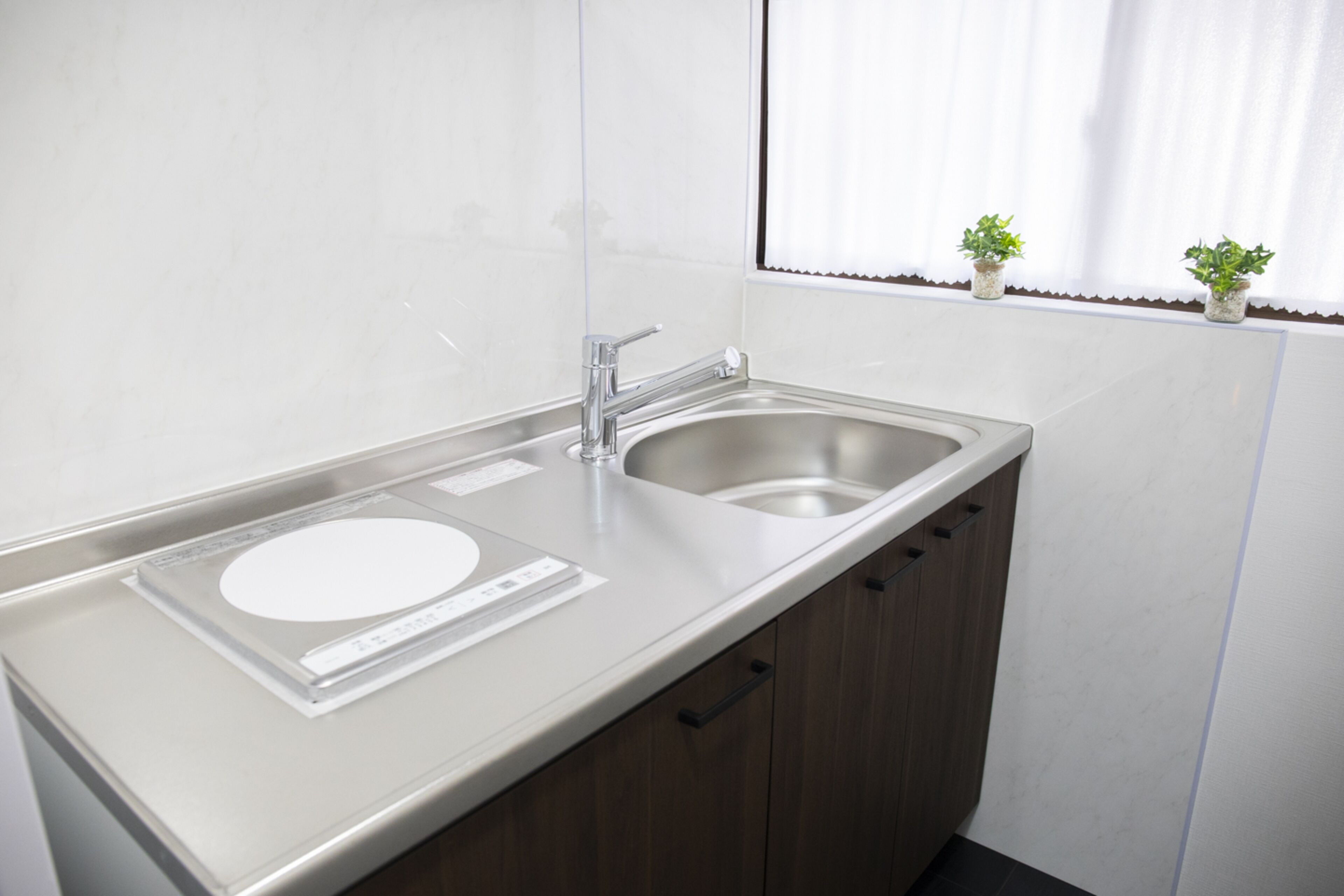 Køleskab, mikrobølgeovn, kogeplade, elkedel