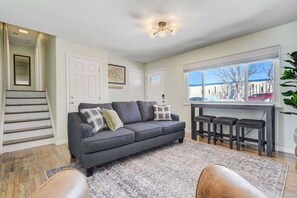 TV - Panoramic Point - Downtown King Full Kitchen (Colorado Springs)