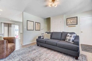 TV - Panoramic Point - Downtown King Full Kitchen (Colorado Springs)