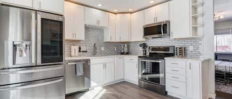 Réfrigérateur, micro-ondes, four, plaque de cuisson