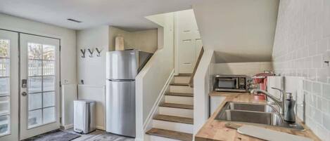 Refrigerador, microondas, cafetera y tetera y tostadora