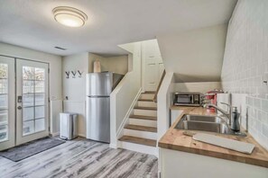 Refrigerador, microondas, cafetera y tetera y tostadora