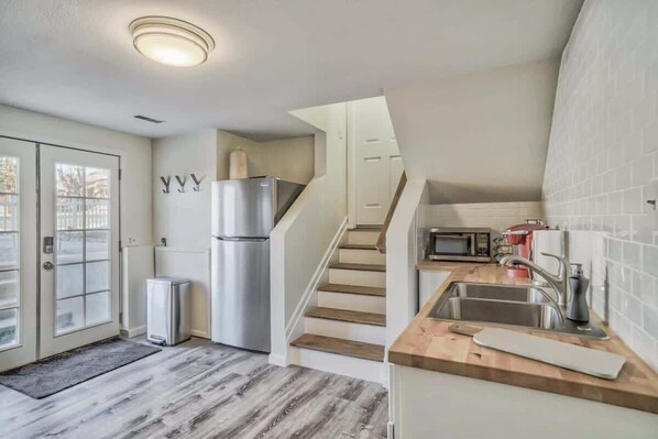 冷蔵庫、電子レンジ、コーヒー / ティーメーカー、トースター