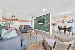 TV - Paradise Palms! Holiday Home w Pool & BBQ (Bradenton)