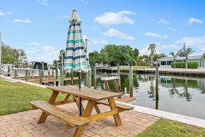 Outdoor dining - Paradise Palms! Holiday Home w Pool & BBQ (Bradenton)