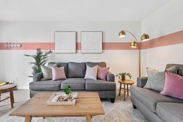 TV - Paradise Palms! Holiday Home w Pool & BBQ (Bradenton)