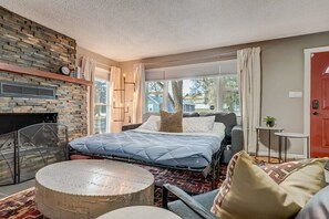 2 bedrooms, travel cot, WiFi, bed sheets - Blackstone Trails! Downtown w BBQ & Fire Pit! (Colorado Springs)