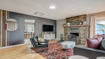 Télévision, cheminée