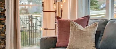 Televisión y chimenea