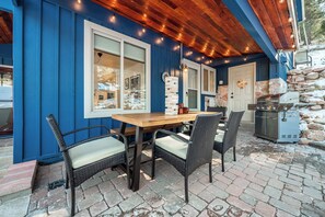 Outdoor dining - Cobalt Peak! Scenic Retreat w/ Sauna & Firepit (Cascade-Chipita Park)