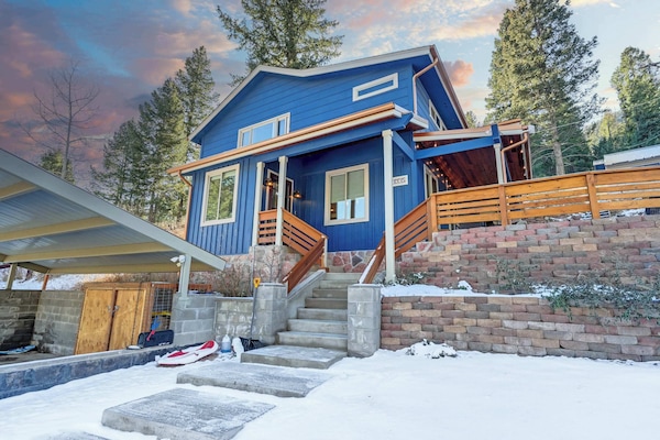 Step into comfort at this beautifully remodeled mountain retreat. With a charming front porch and breathtaking surroundings, relaxation begins the moment you arrive..