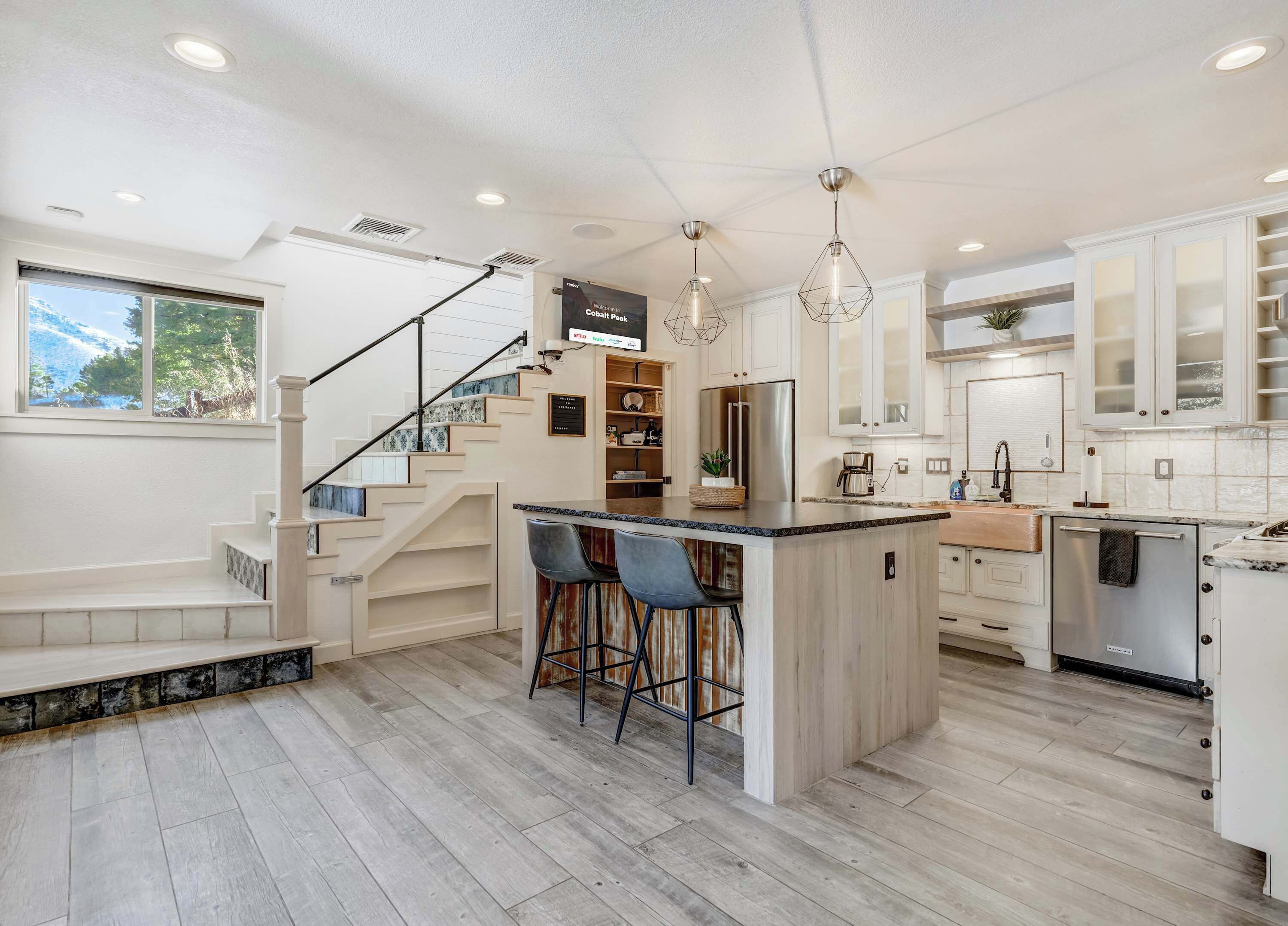 Jääkaappi, mikroaaltouuni, uuni, liesi