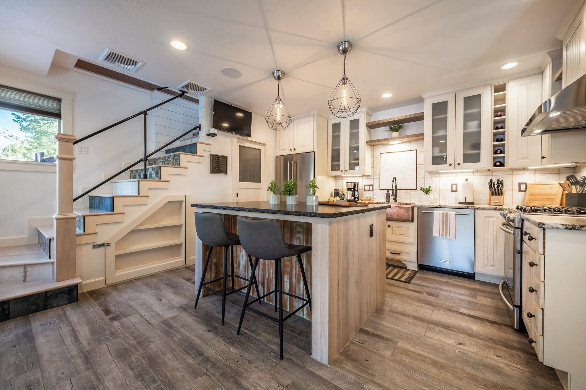 Køleskab, mikrobølgeovn, ovn, kogeplade