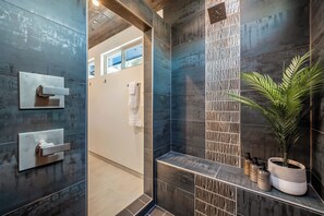Dusche, Haartrockner, Handtücher, Shampoo
