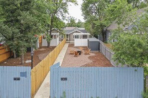 Outdoor dining - Euro Cottage! Downtown Home w BBQ & Fire Pit (Colorado Springs)