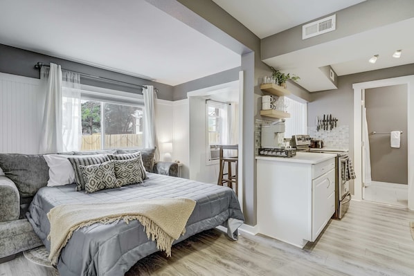 1 bedroom, desk, iron/ironing board, WiFi