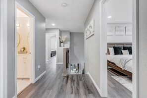 5 Schlafzimmer, Schreibtisch, Bügeleisen/Bügelbrett, Reisekinderbett