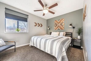 3 soverom, skrivebord, strykejern/-brett og reiseseng for barn