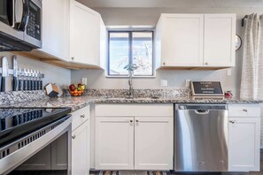 Kylskåp, mikrovågsugn, ugn och spishäll