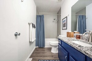 Dusj, hårføner, håndklær og såpe