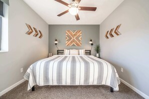 3 sovrum, skrivbord, strykjärn/strykbräda och resesäng