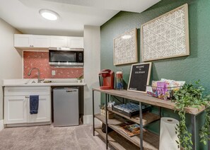 冰箱、微波炉、茶具/咖啡用具、厨具/餐具